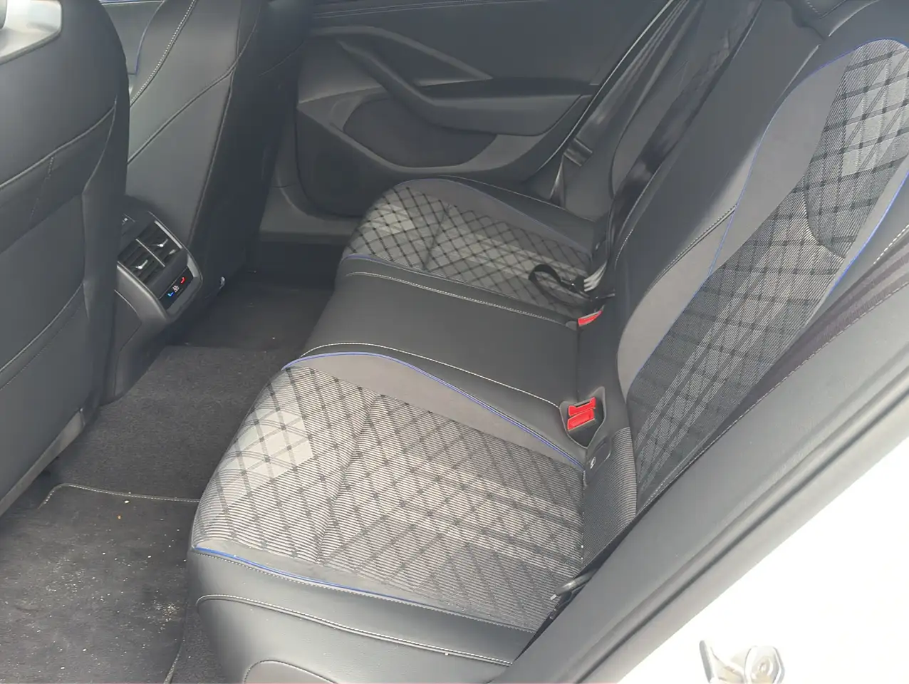 Volkswagen Passat Variant 2.0 TDI DSG R Line*KeyGo*IQ Light 13