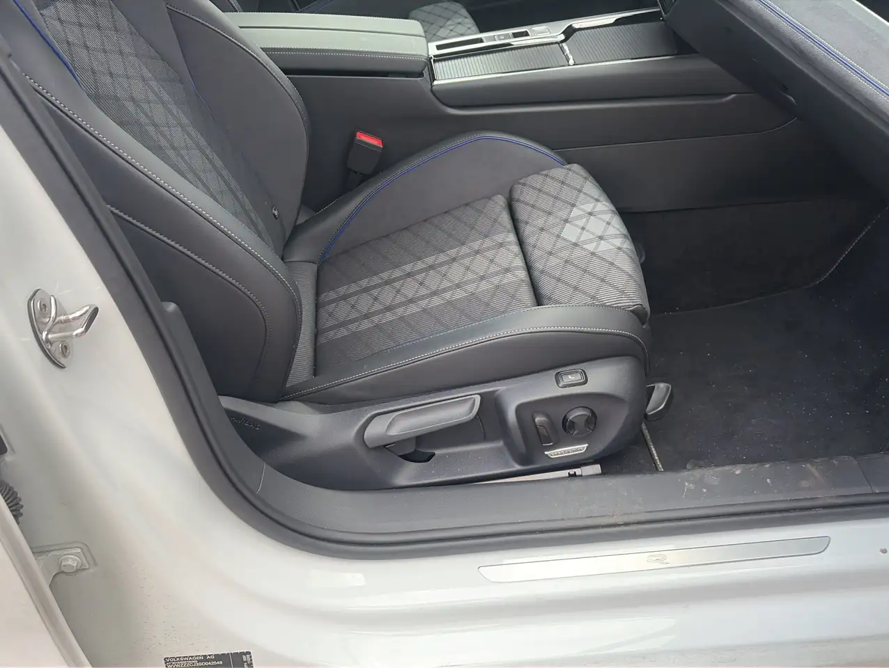 Volkswagen Passat Variant 2.0 TDI DSG R Line*KeyGo*IQ Light 15