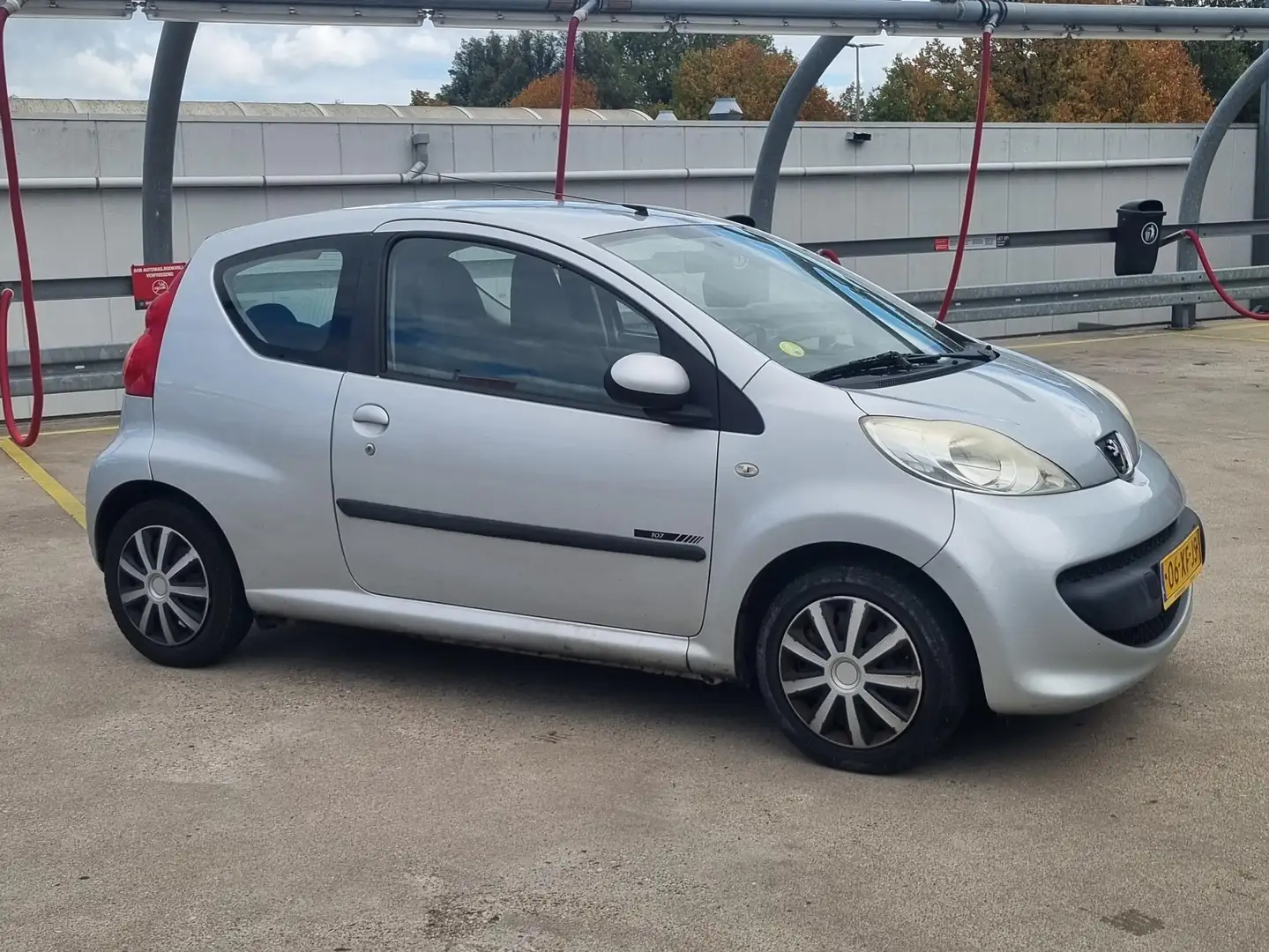 Peugeot 107 107 1.0-12V XS Stříbrná - 1