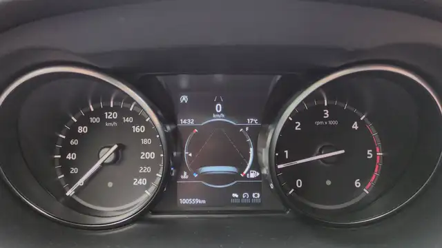 Land Rover Discovery Sport view 12