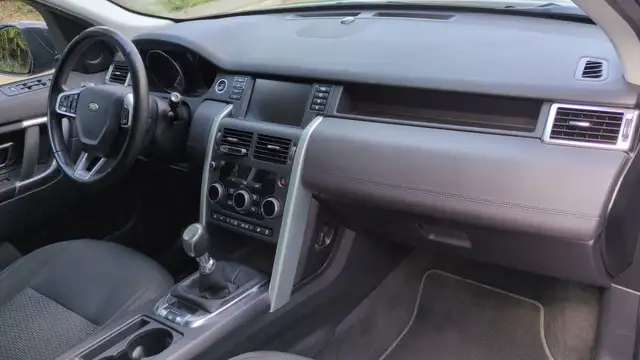 Land Rover Discovery Sport view 10