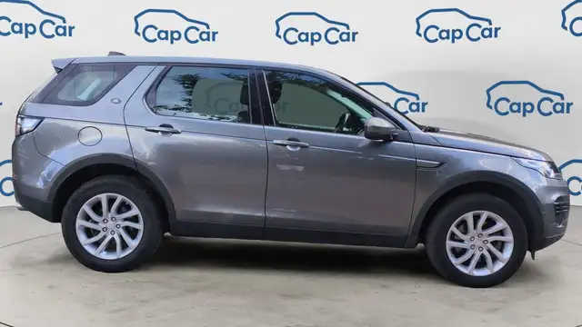 Land Rover Discovery Sport view 4