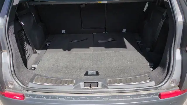 Land Rover Discovery Sport view 14