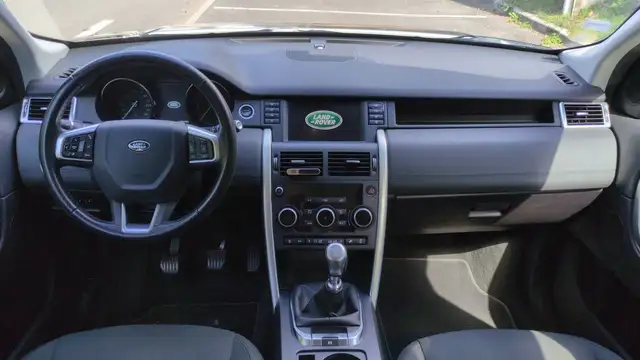 Land Rover Discovery Sport view 11