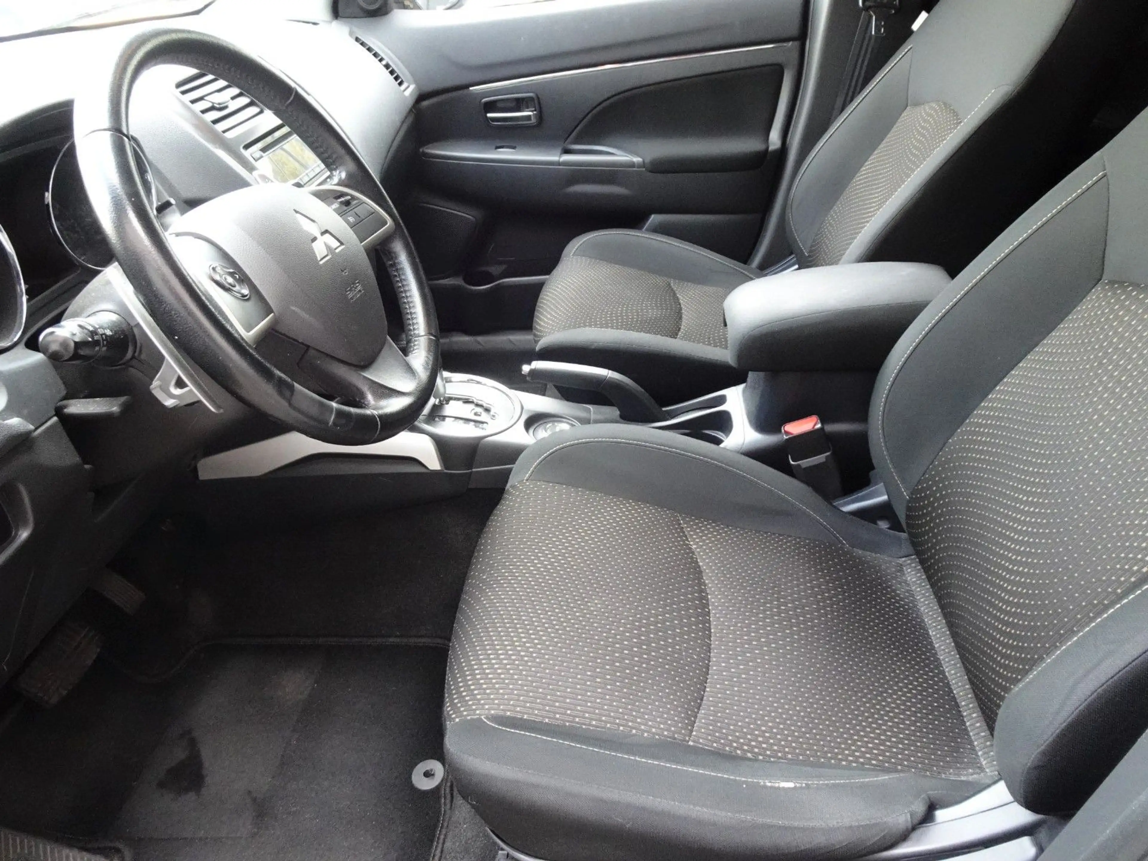 Mitsubishi ASX Invite 4WD 2.3, 110kW, AUTOM-KLIMATR-TEMPOMA — photo 9