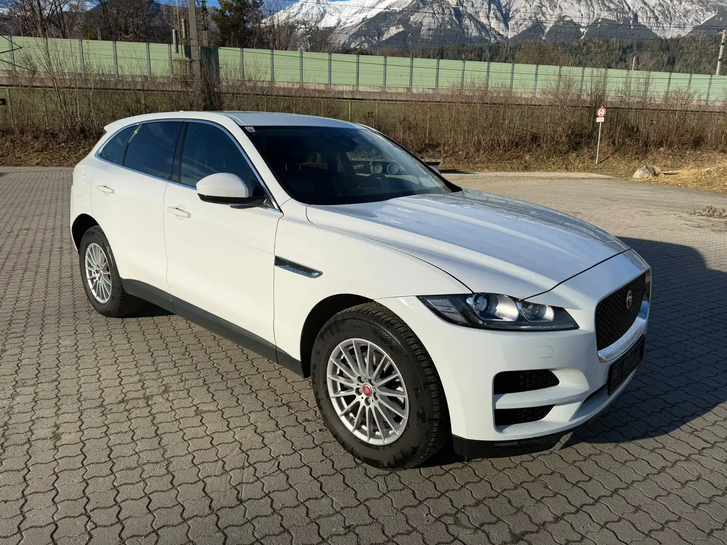 Jaguar F-Pace Pure Weiß - 1