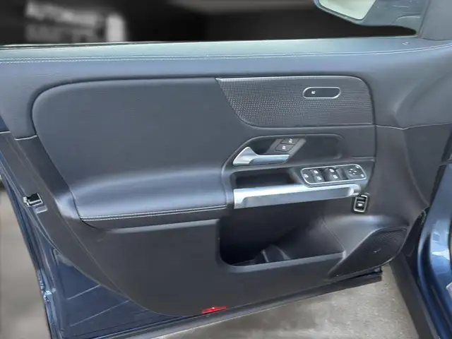 Mercedes-Benz GLB view 28