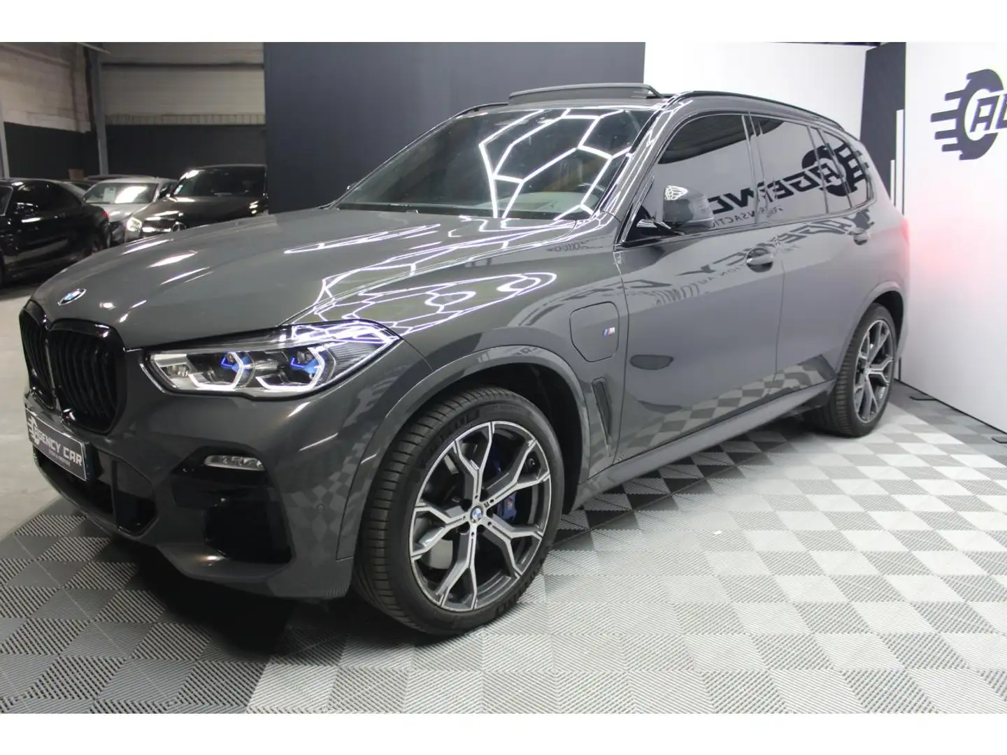 BMW X5 xDrive 45e - G05 M Sport - Toit ouvrant - 4 roues directrices - Attelage Gris - 2