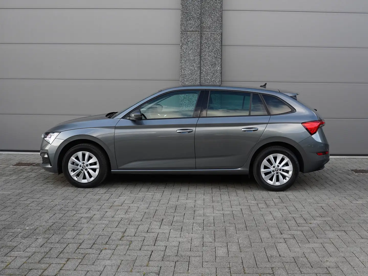 Skoda Scala TSI DSG Ambition *VIRTUAL/ CARPLAY/ACC/ZETELVERW* Grijs - 2