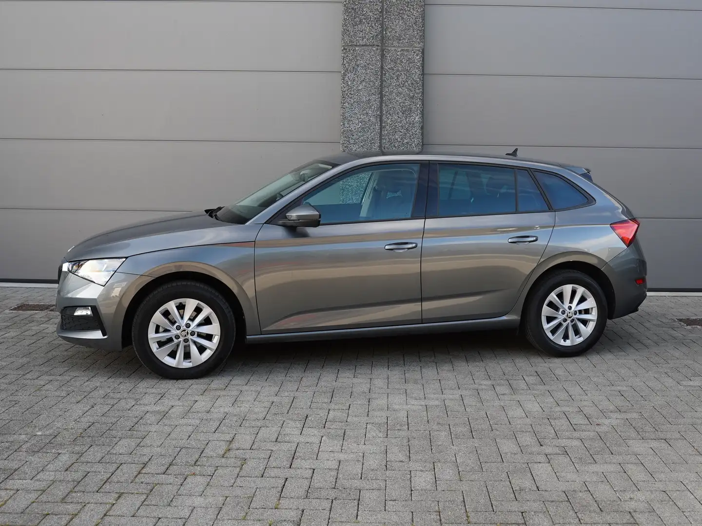 Skoda Scala TSI DSG Ambition *VIRTUAL/ CARPLAY/ACC/ZETELVERW* Grijs - 1
