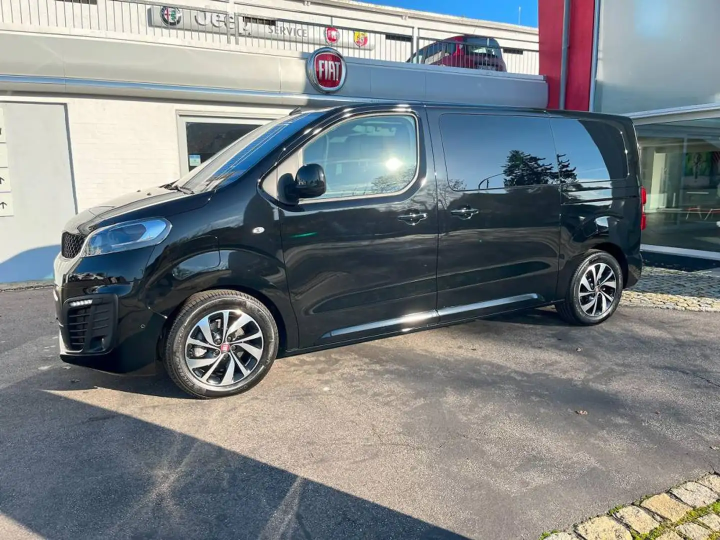 Fiat E-Ulysse Lounge 75 kWh mit AHK und M+S Alu 17' Negro - 2
