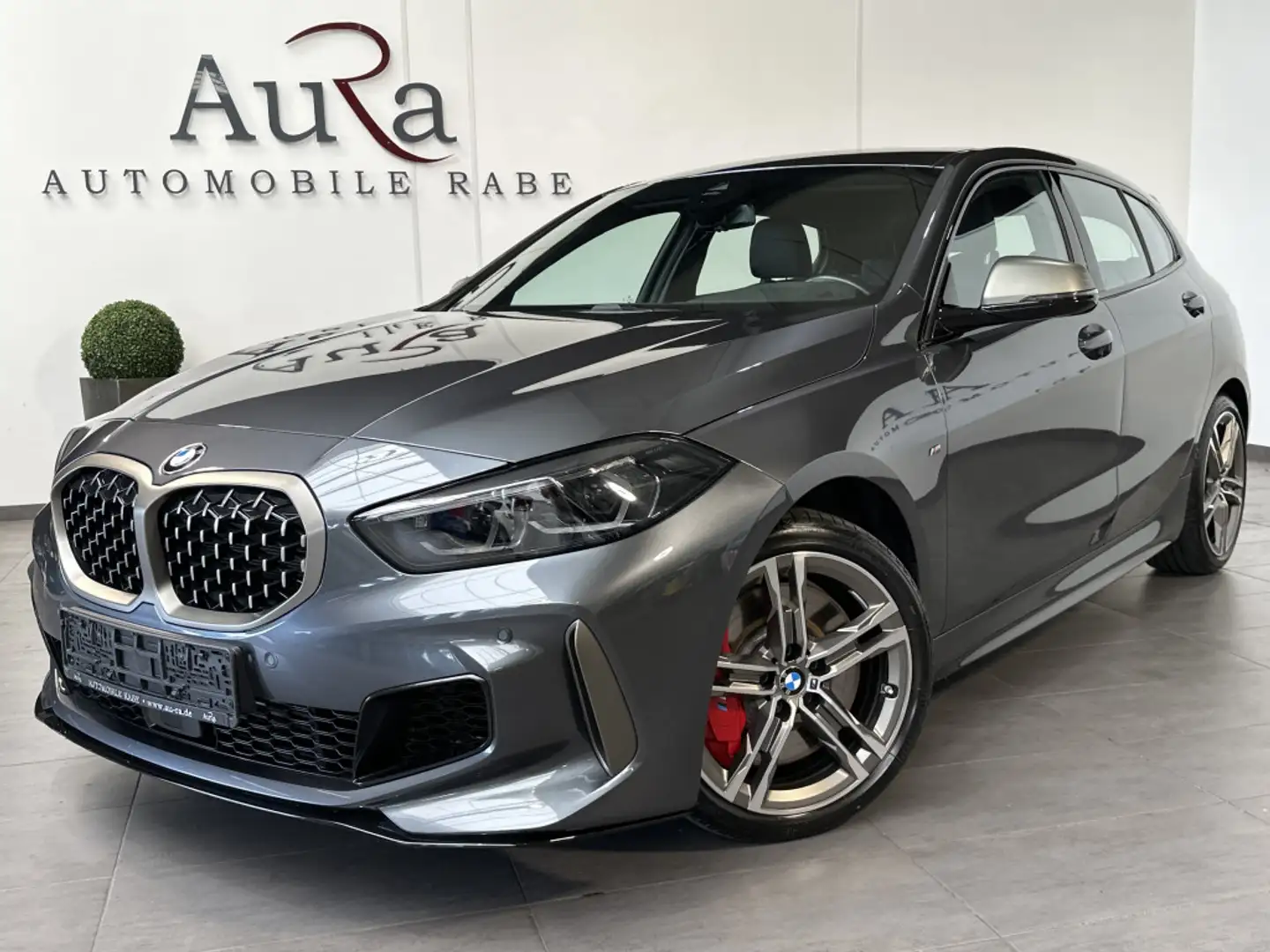 BMW 135 xDrive 5-Türer NAV+LED+ACC+COMFORT-PAKET Šedá - 2