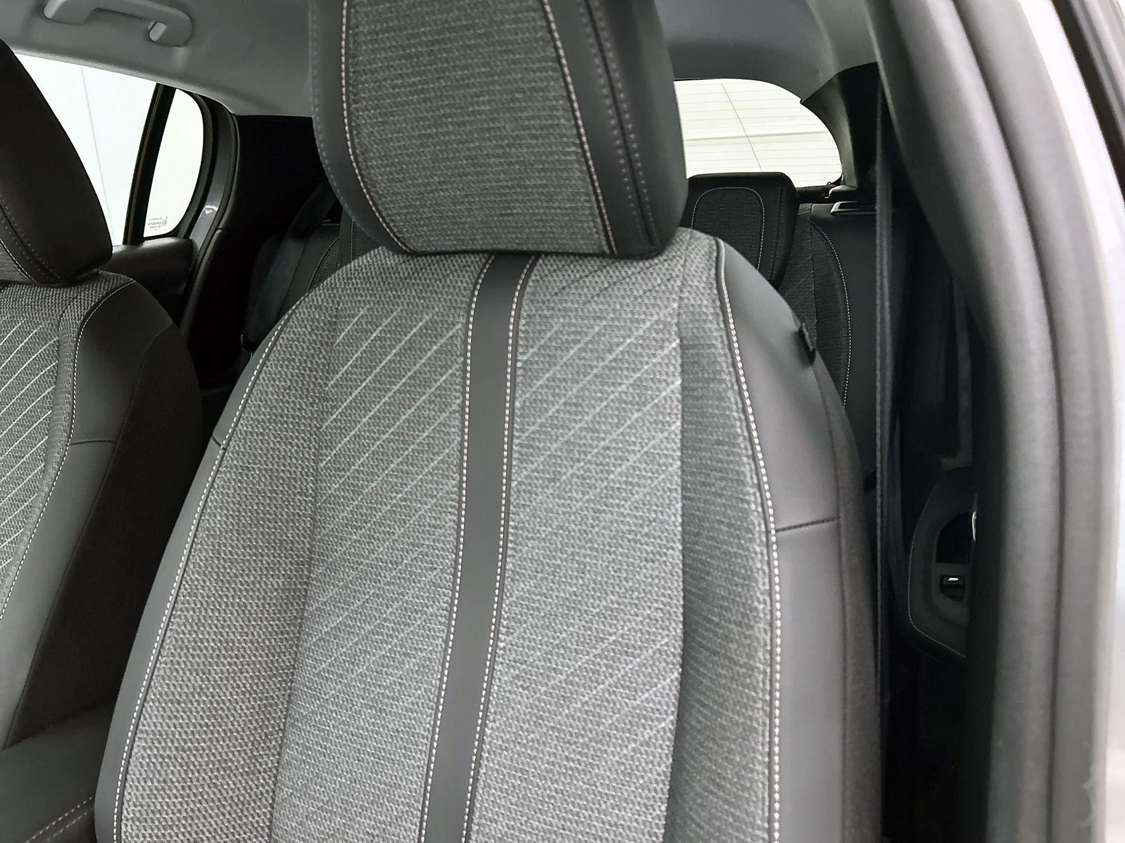 Peugeot 208 Allure Hybrid 110pk Automaat | Navigatie | 360° Ca — photo 15