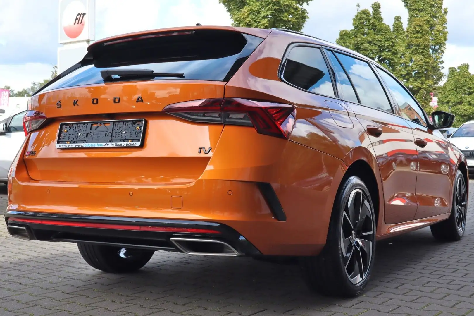 Skoda Octavia Combi RS 1.4 TSI iV DSG !LED+Navi+Pano! Oranje - 2