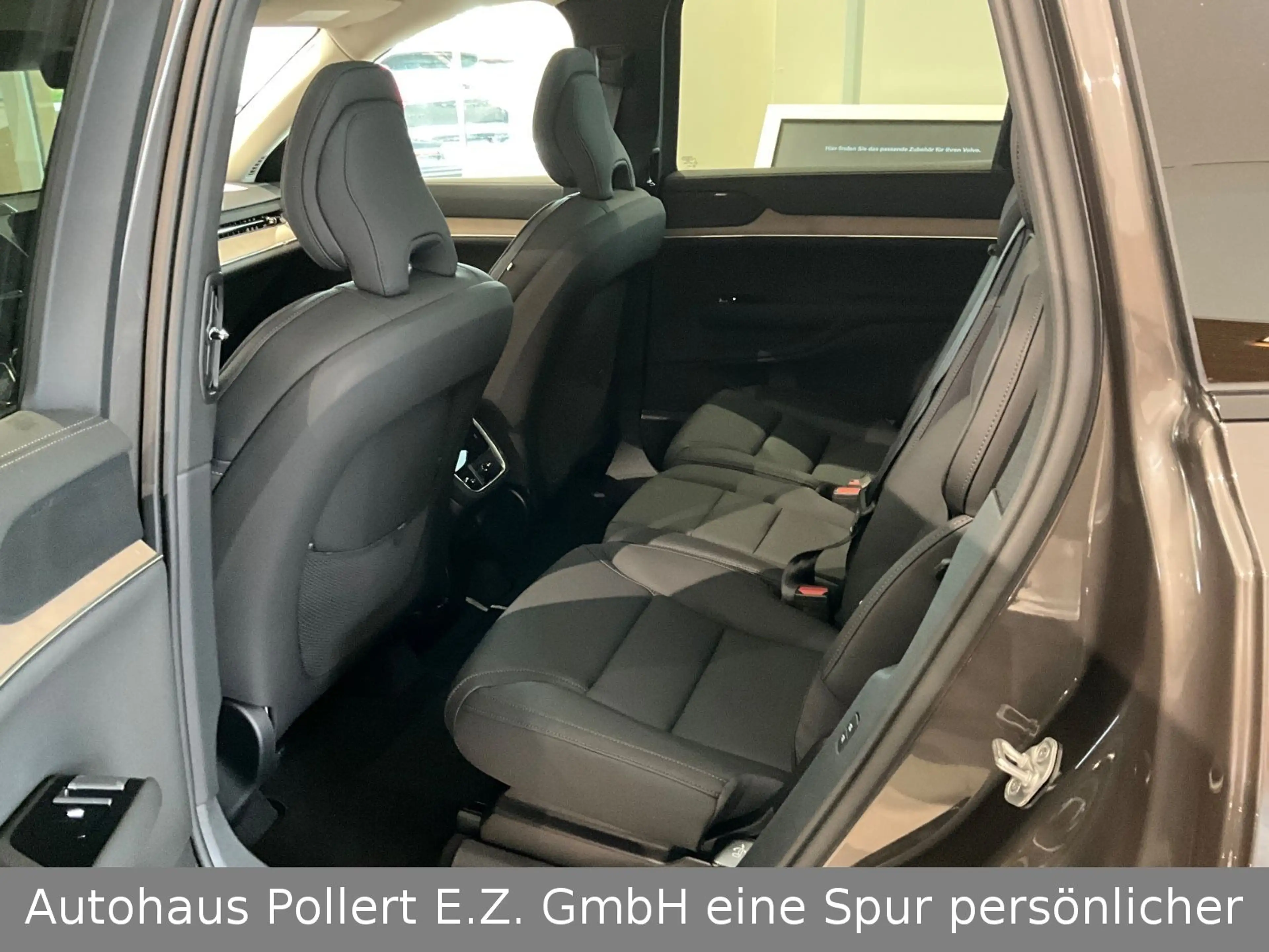 Volvo EX90 Plus Pure Electric AWD — photo 10