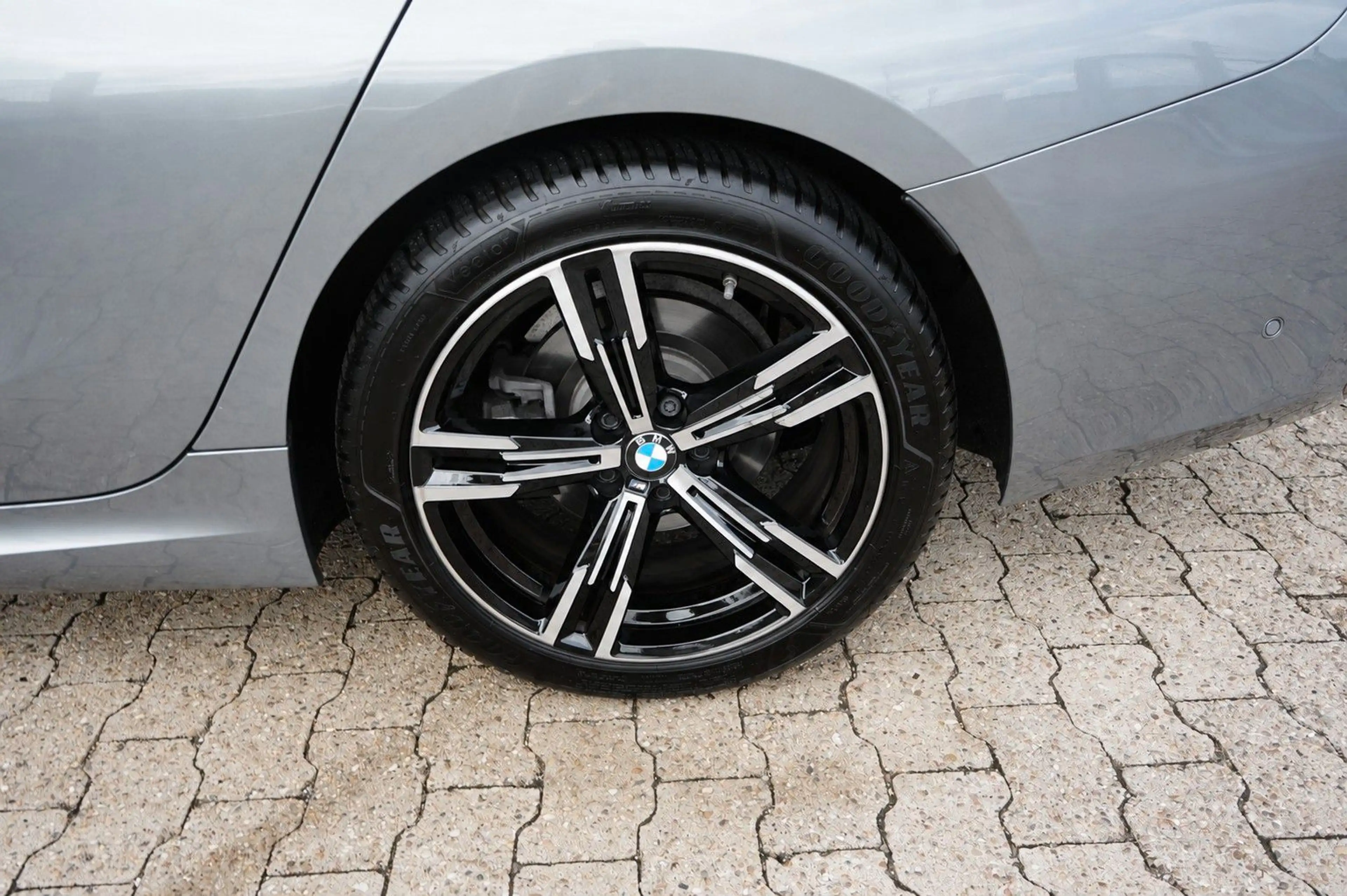 BMW 318 i Touring M Sport Shadow-Line Hochglanz — photo 14