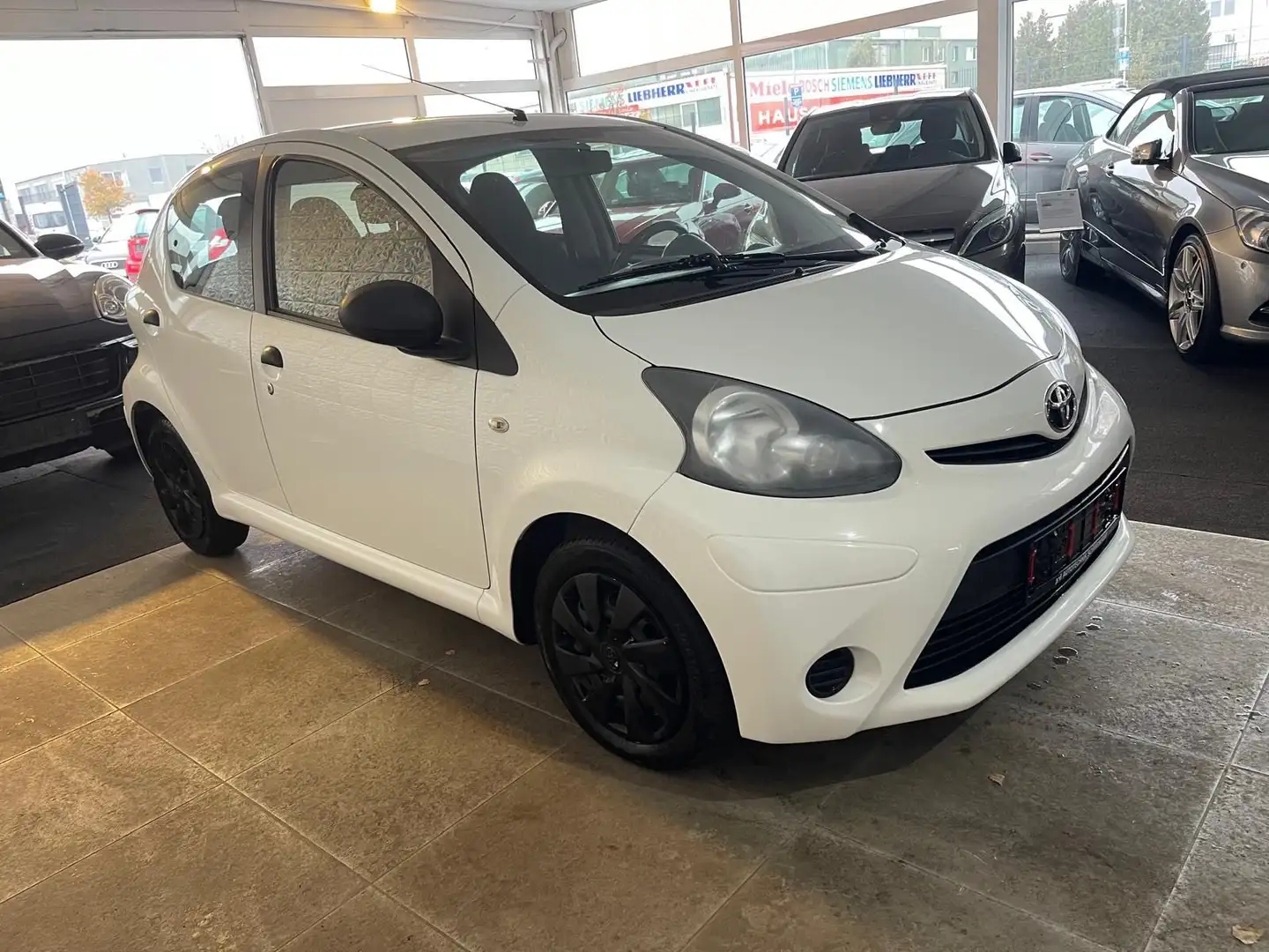 Toyota AYGO Basis Blanc - 2