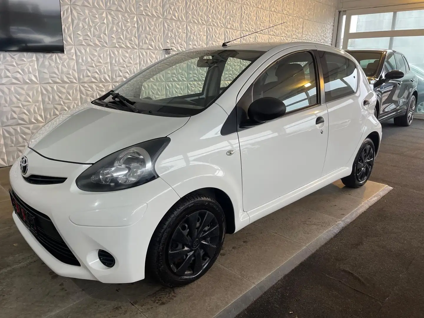 Toyota AYGO Basis Blanc - 1