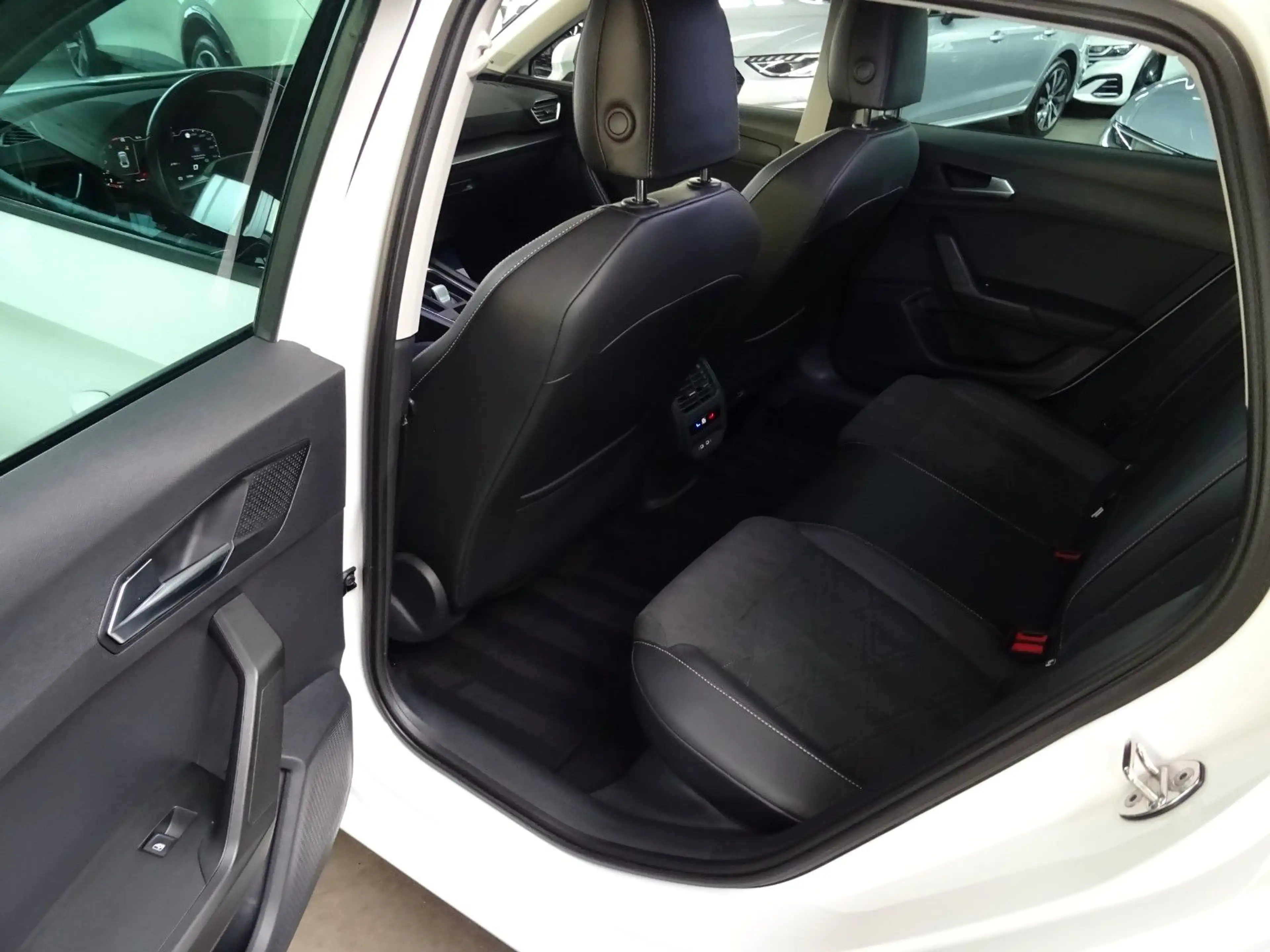 SEAT Leon LEON ST 2.0 TDI STYLE*AHK*ACC*CAM*KEY*BEATS*LED* — photo 10