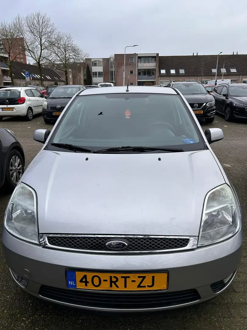 Ford Fiesta 1.3 Futura Grijs - 1