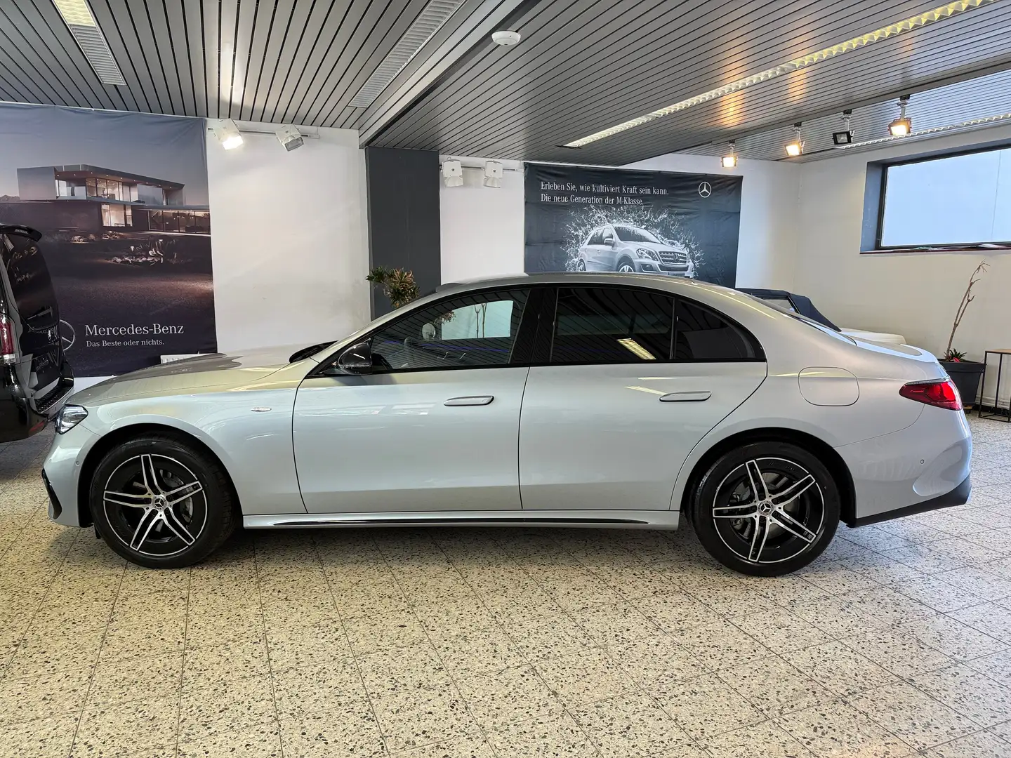 Mercedes-Benz E 300 de AMG + NIGHT NAV/LED/DISTR/TW/SPUR/KEYLESS/4xSHZ Silber - 2