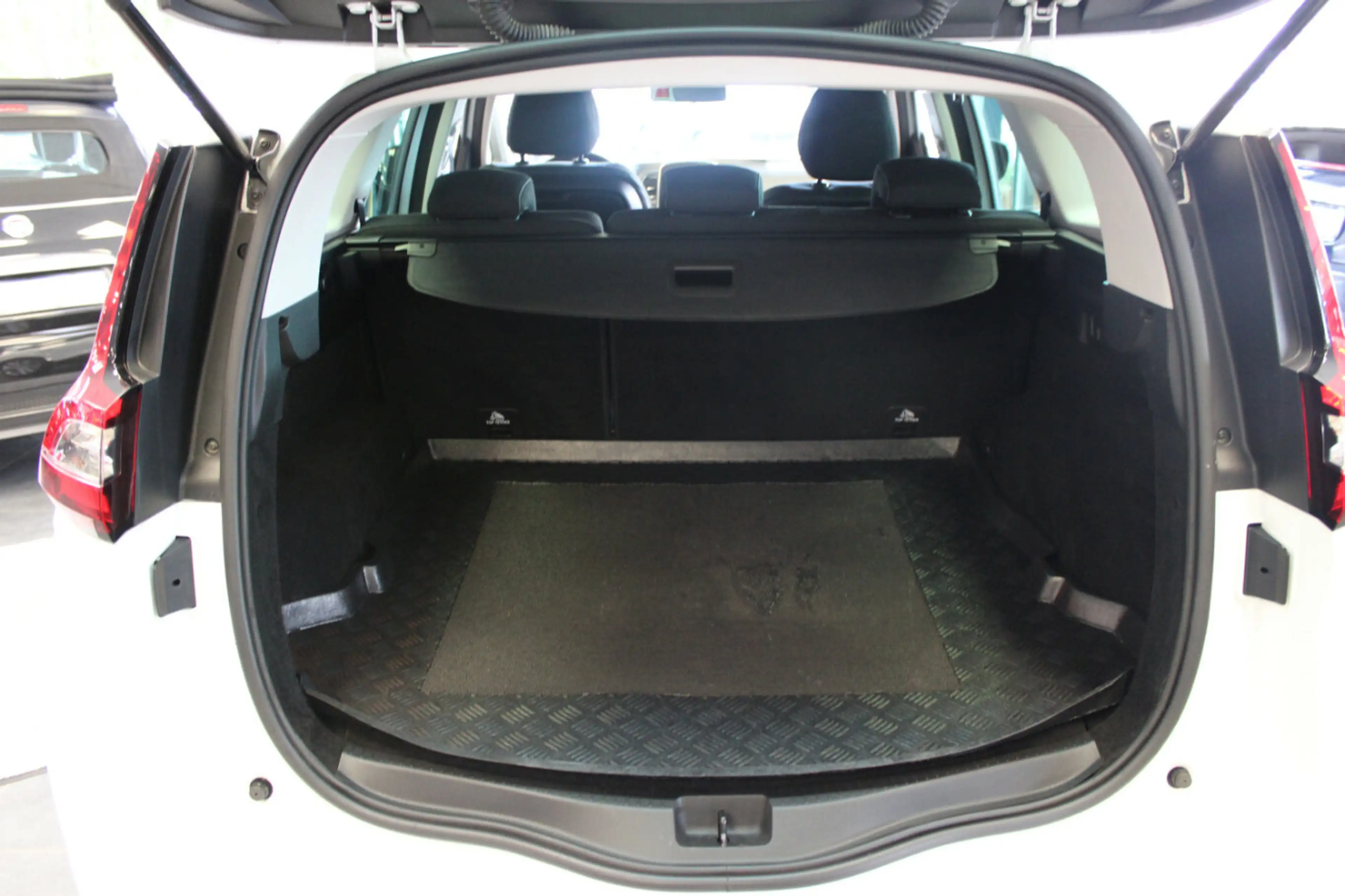 Renault Grand Scenic TCe 115 GPF LIMITED — photo 6