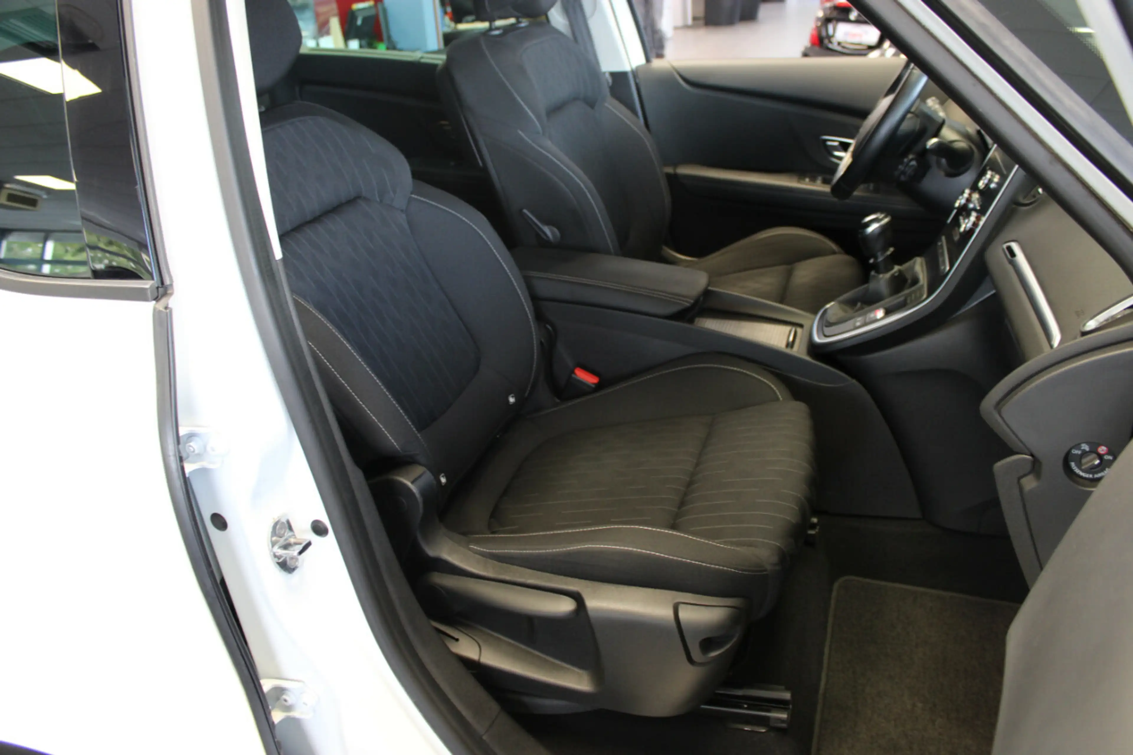 Renault Grand Scenic TCe 115 GPF LIMITED — photo 13