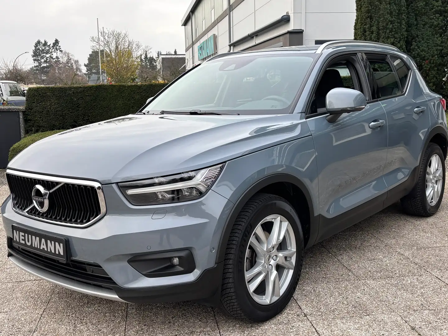 Volvo XC40 Momentum Pro 2WD Gris - 2
