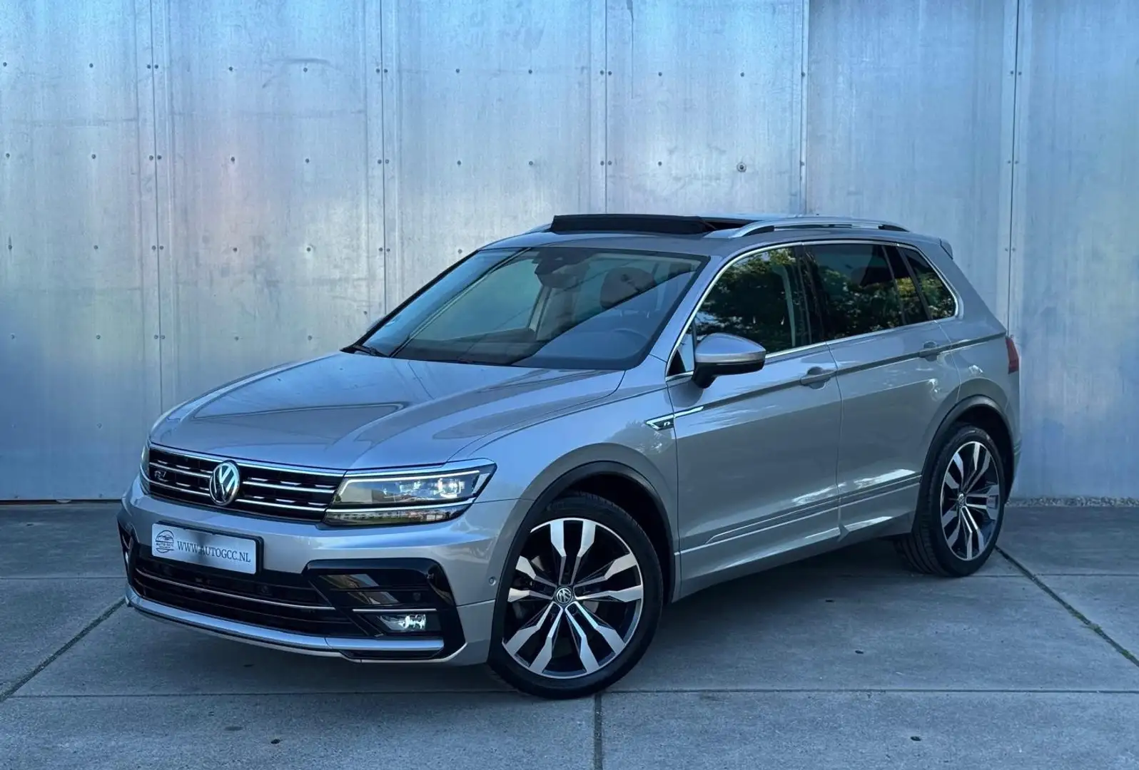 Volkswagen Tiguan 1.5 TSI ACT Highline R-LINE PANO AUT NAP TREKHAAK Gris - 2