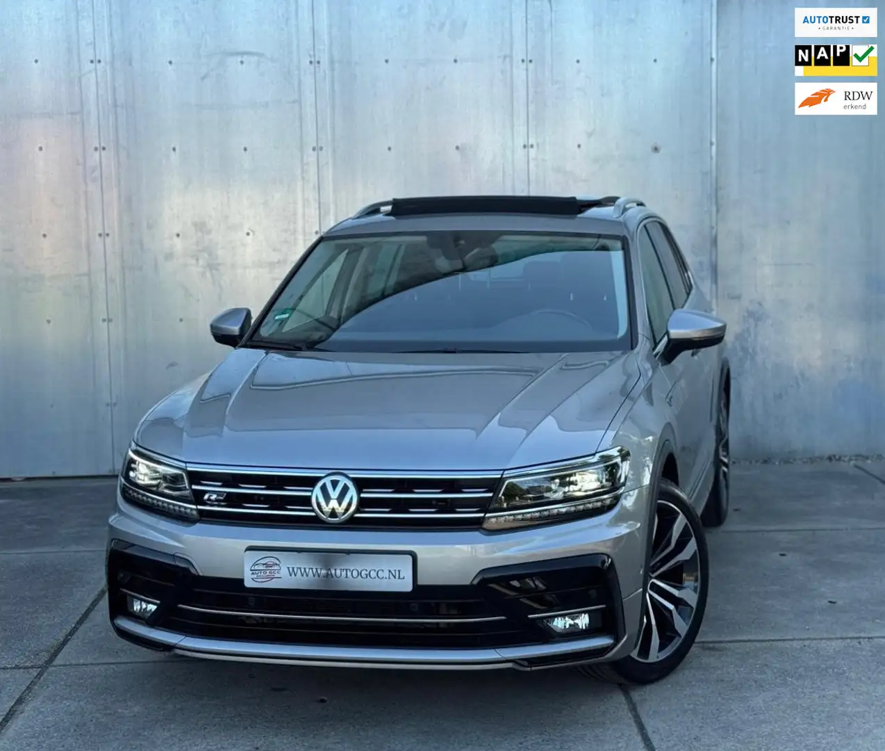 Volkswagen Tiguan 1.5 TSI ACT Highline R-LINE PANO AUT NAP TREKHAAK Gris - 1