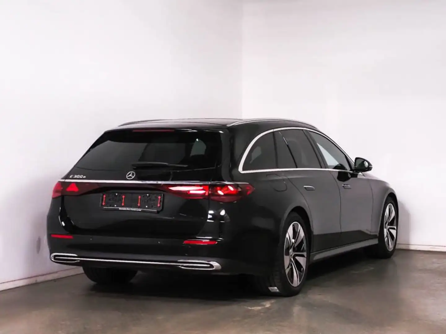 Mercedes-Benz E 300 eT AVANTGARDE Pano*AHK*Distr*HUD*Burmester Noir - 2