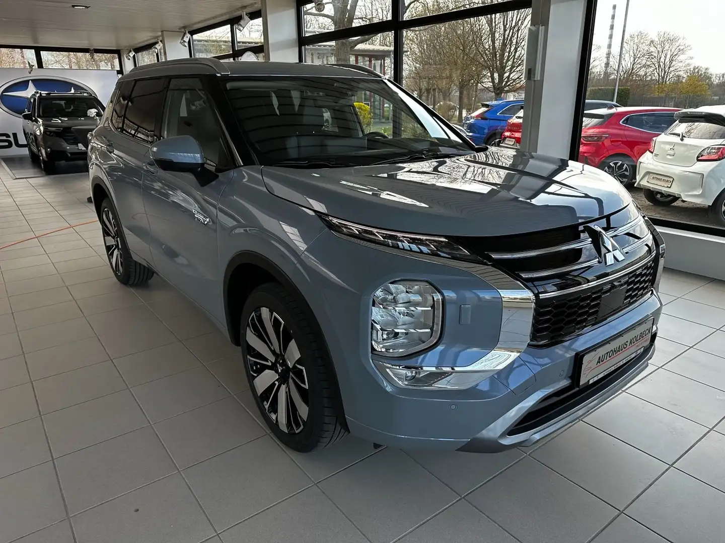 Mitsubishi Outlander 2.4 4WD Plug-In Hybrid Top Grau - 2