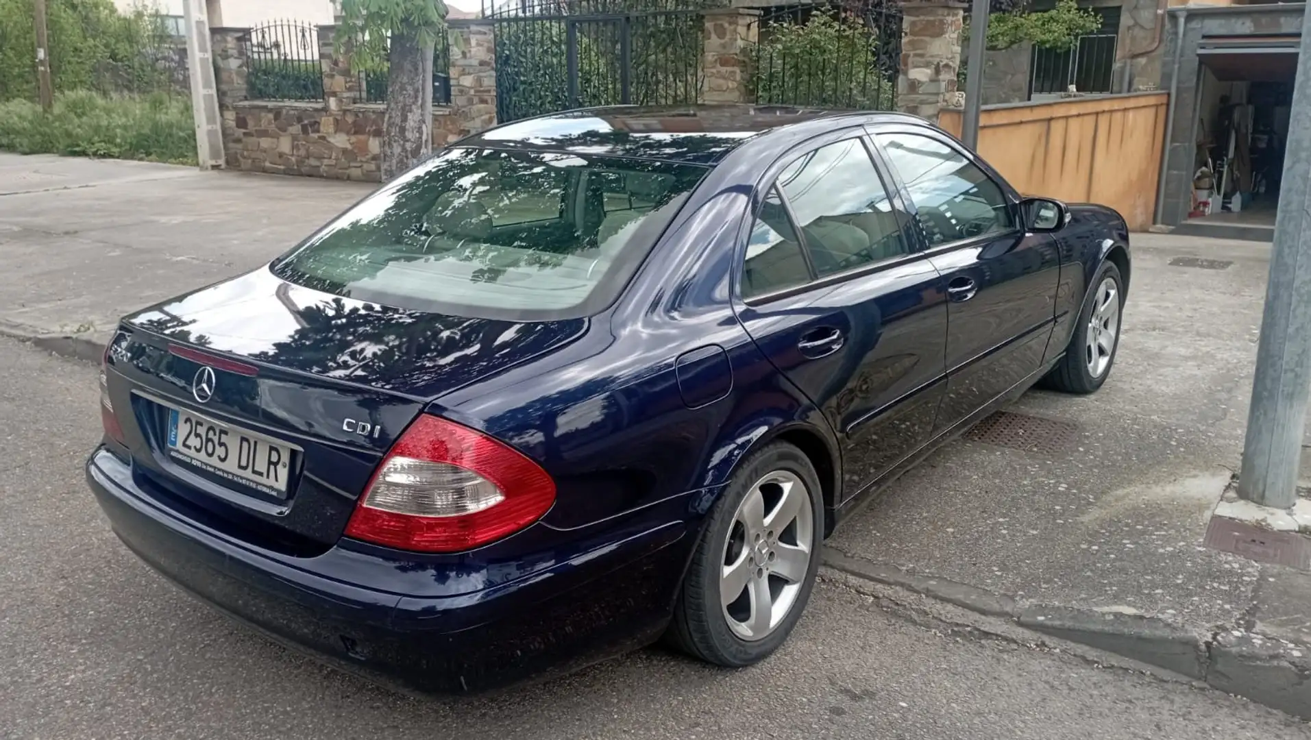 Mercedes-Benz E 220 E 220 CDI CLASSIC Синий - 1