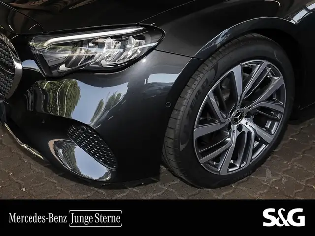 Mercedes-Benz E-Class view 4