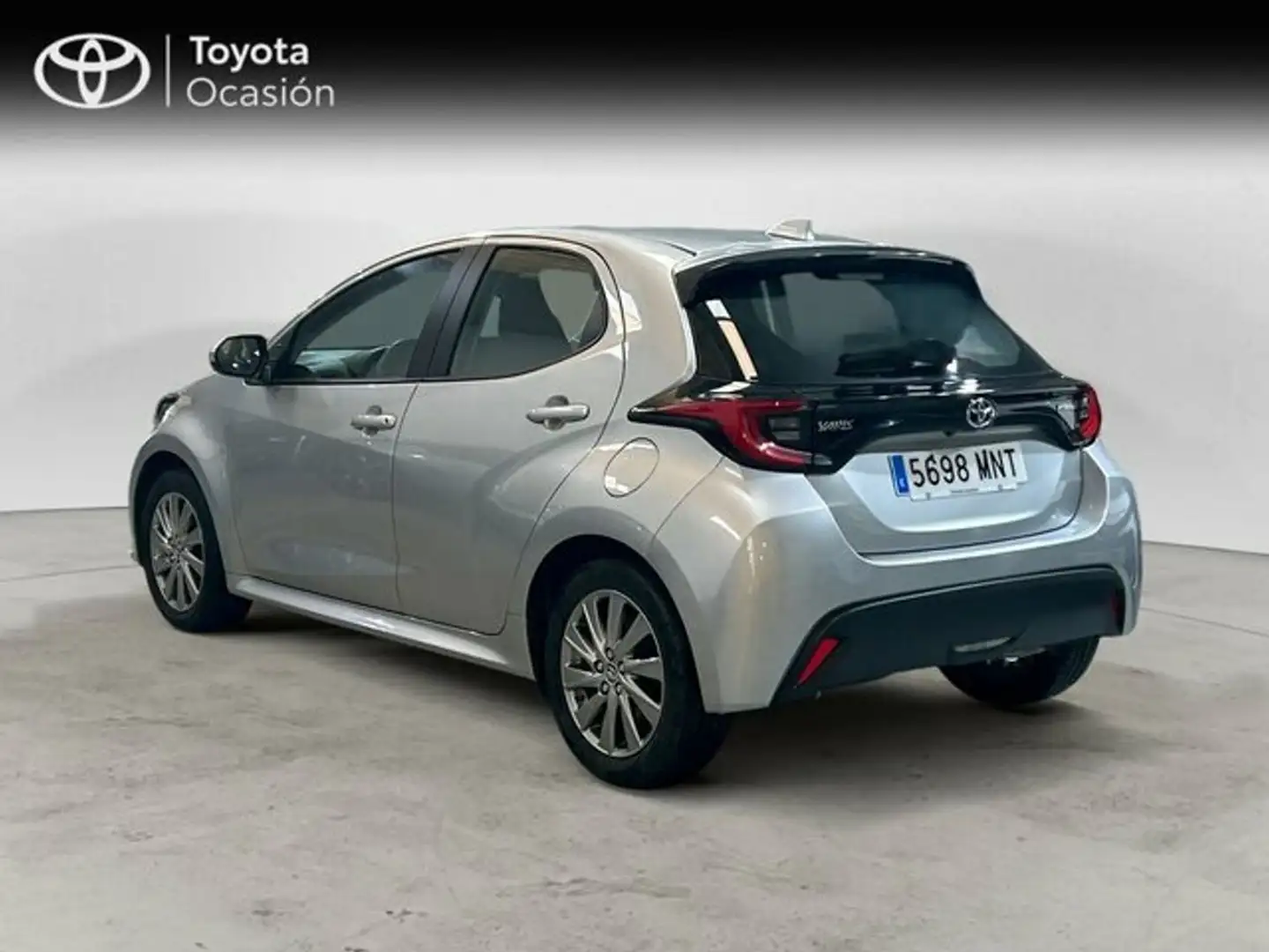 Toyota Yaris 5 Puertas Active Tech 120H Automático (e-CVT) Gris - 2
