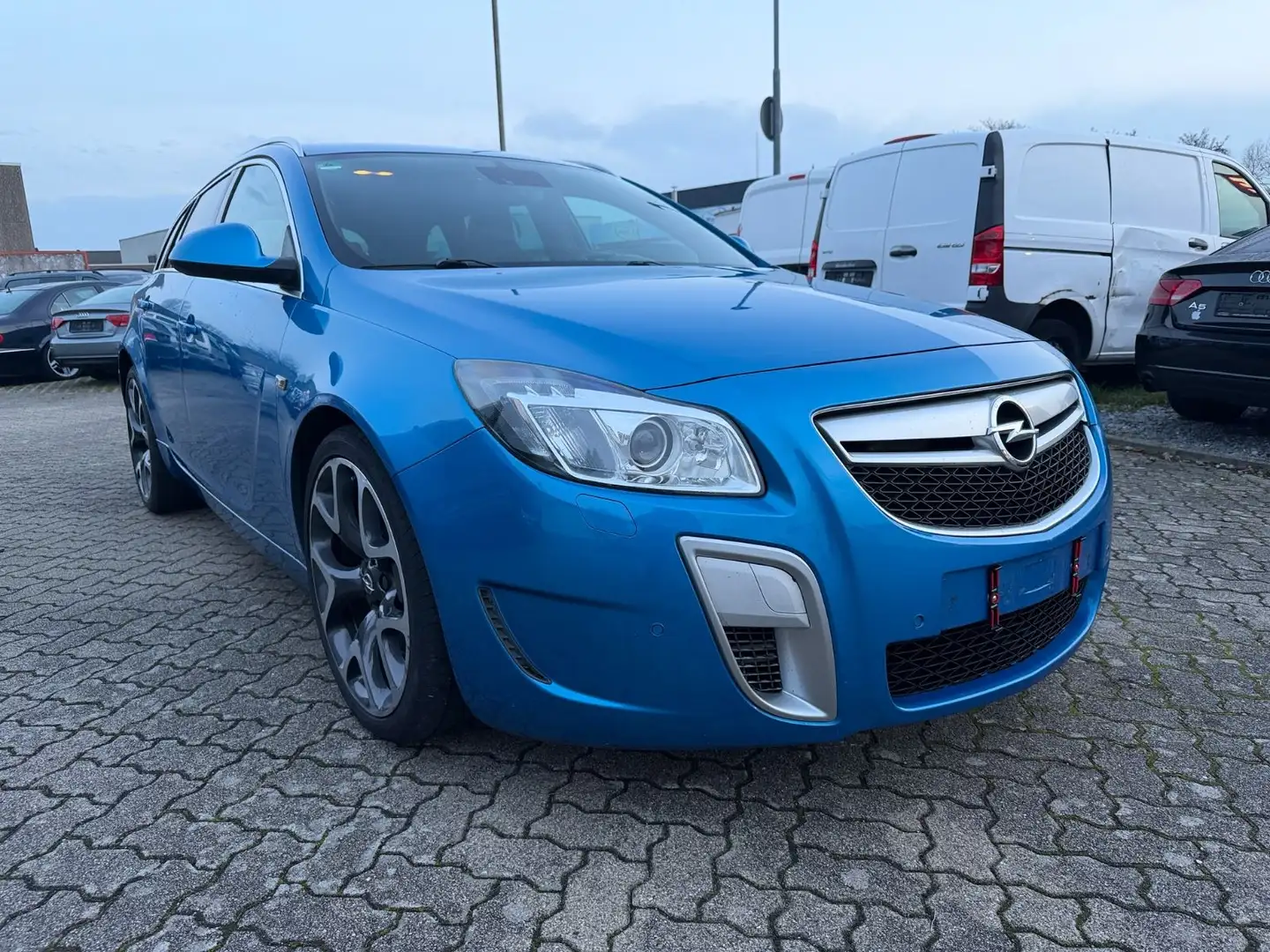 Opel Insignia A Sports Tourer OPC 4x4 Blau - 1