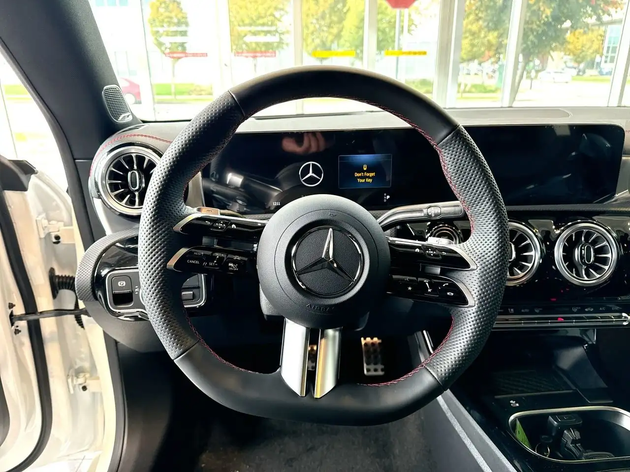 Mercedes-Benz CLA снимка Mercedes-Benz CLA