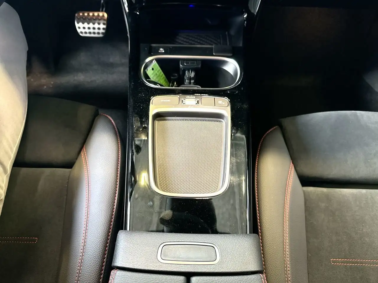 Mercedes-Benz CLA снимка Mercedes-Benz CLA