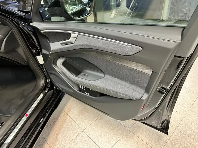 Audi A6 view 12