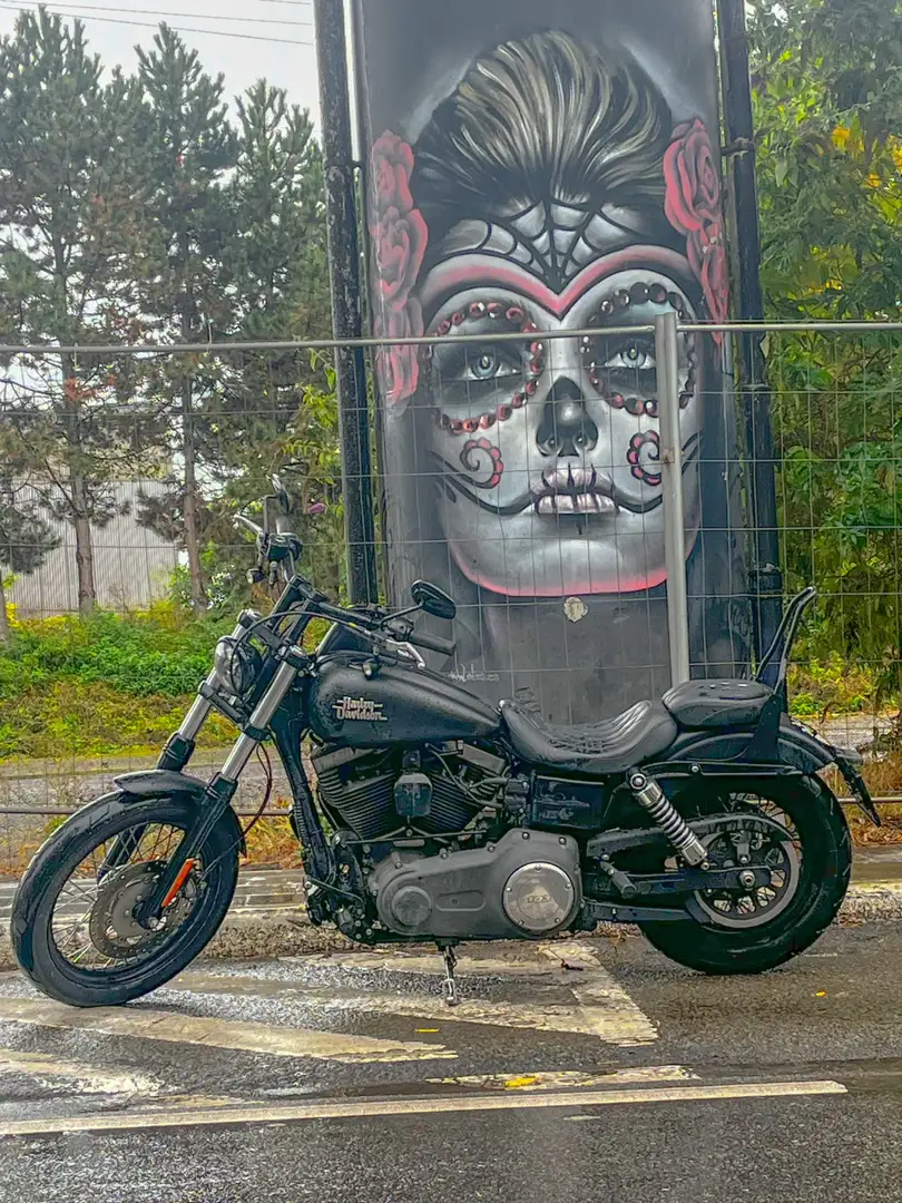 Harley-Davidson Dyna Street Bob Zwart - 1