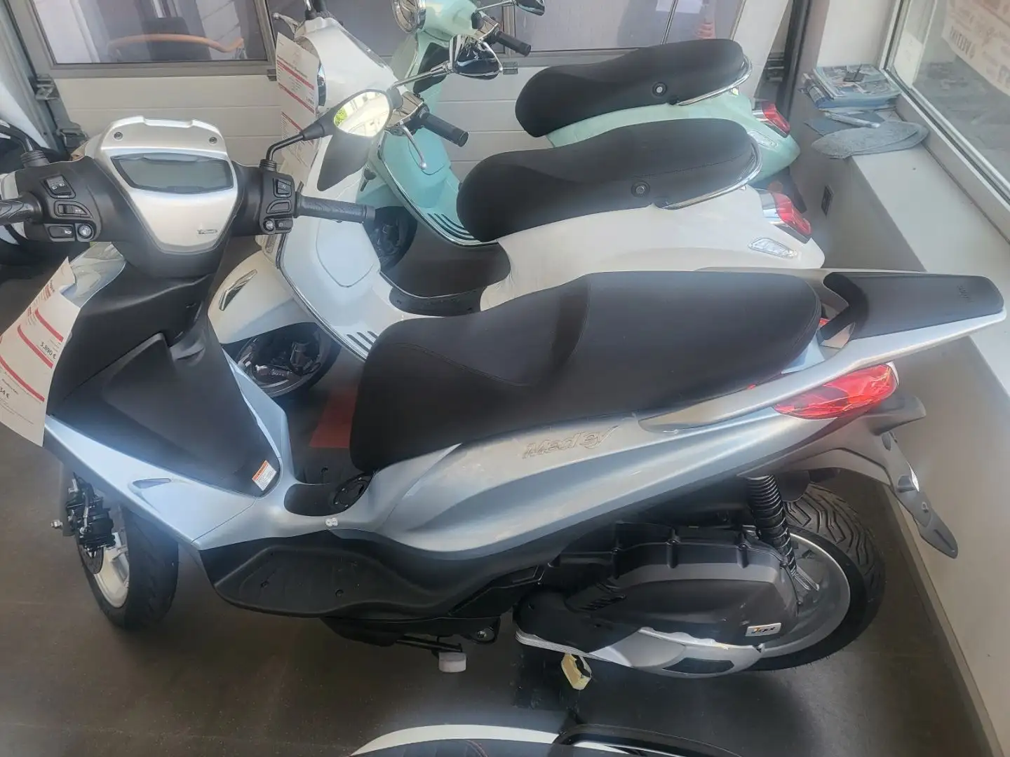 Piaggio Medley 125 E5+ Grey Grijs - 2