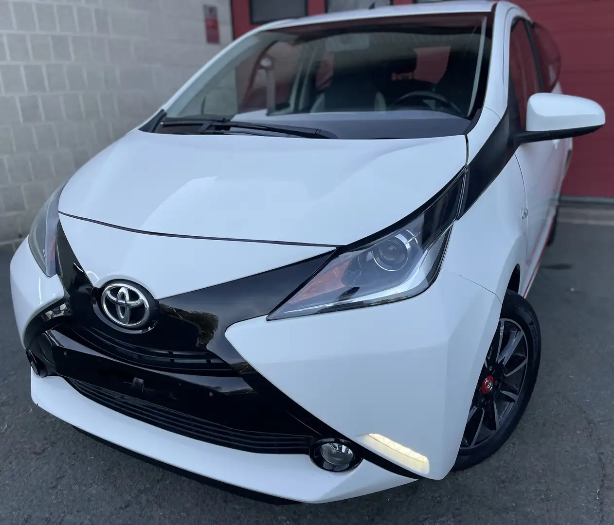 Toyota Aygo 1.0i VVT-i x-play and pack x-music + CLIM + CAMÉR Wit - 1