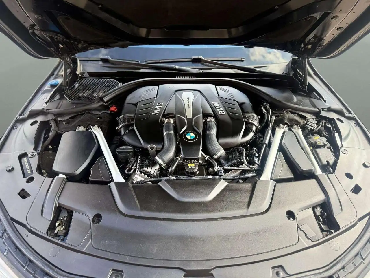 BMW 7 Series снимка BMW 7 Series