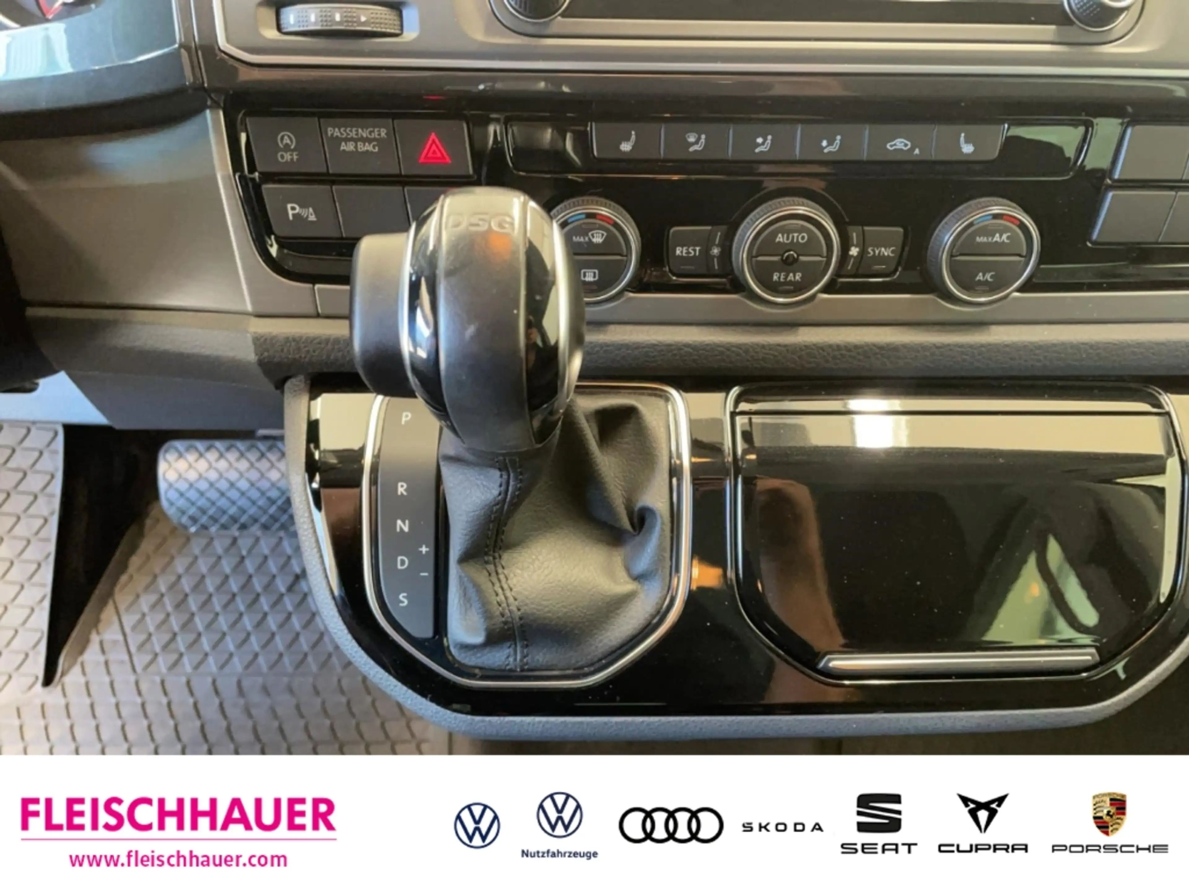 Volkswagen T6.1 Multivan 2,0 TDI Comfortline ACC Tel.-Vorb. Navi AHK Temp S — photo 15
