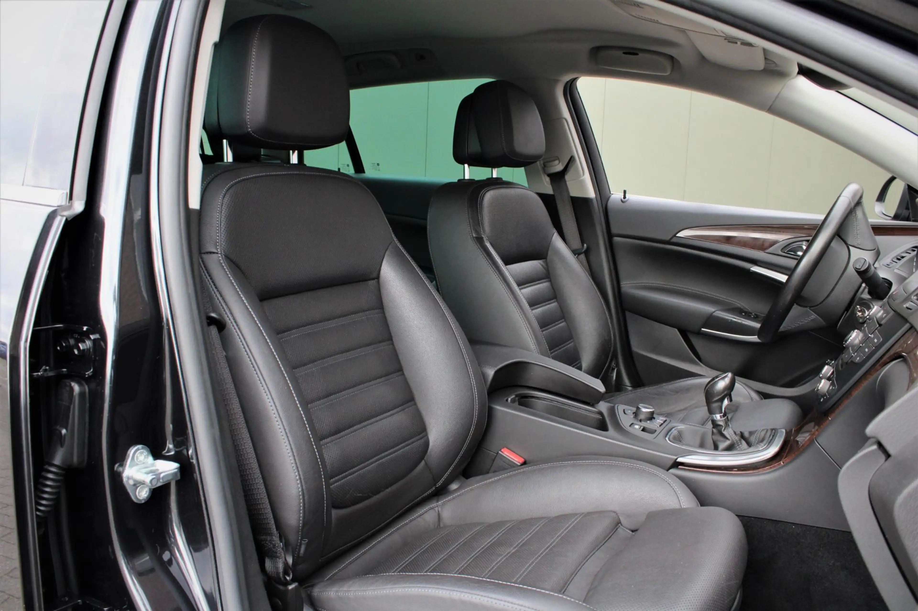 Opel Insignia SPORTS TOURER SW 1.6 Turbo LEDER / NAVI / XENON — photo 11