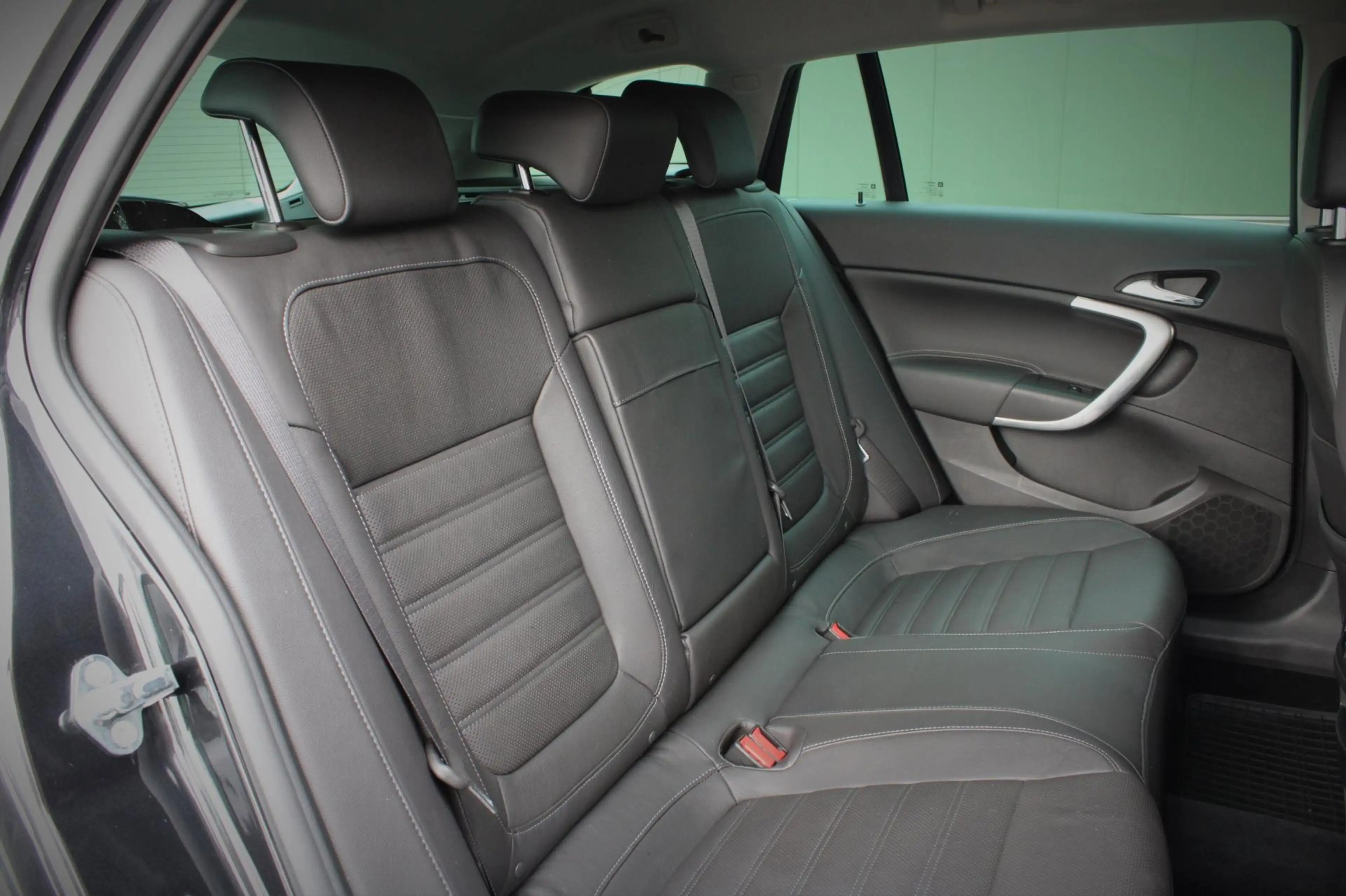 Opel Insignia SPORTS TOURER SW 1.6 Turbo LEDER / NAVI / XENON — photo 12