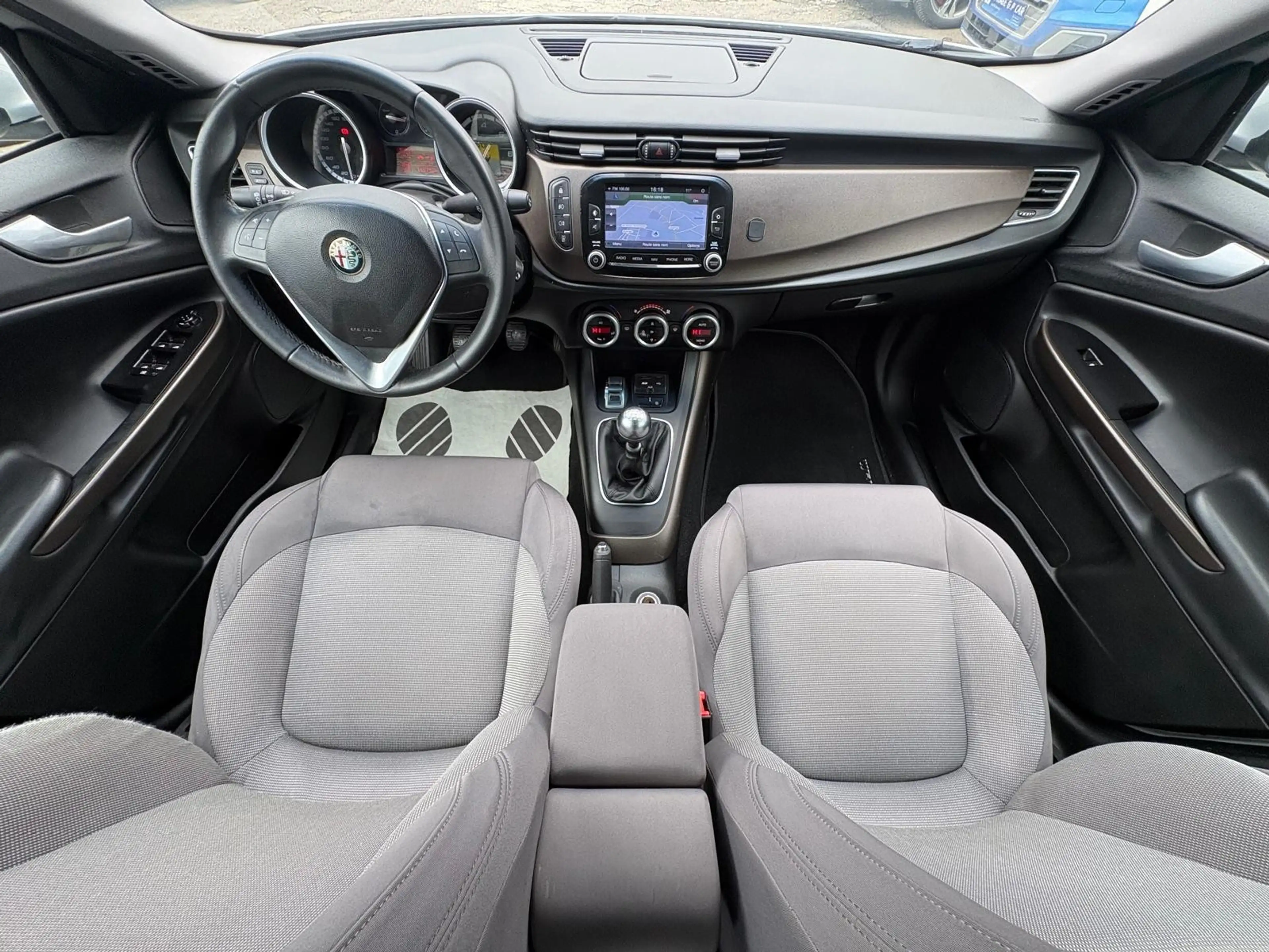 Alfa Romeo Giulietta 1.6 JTDm Distinctive — photo 9