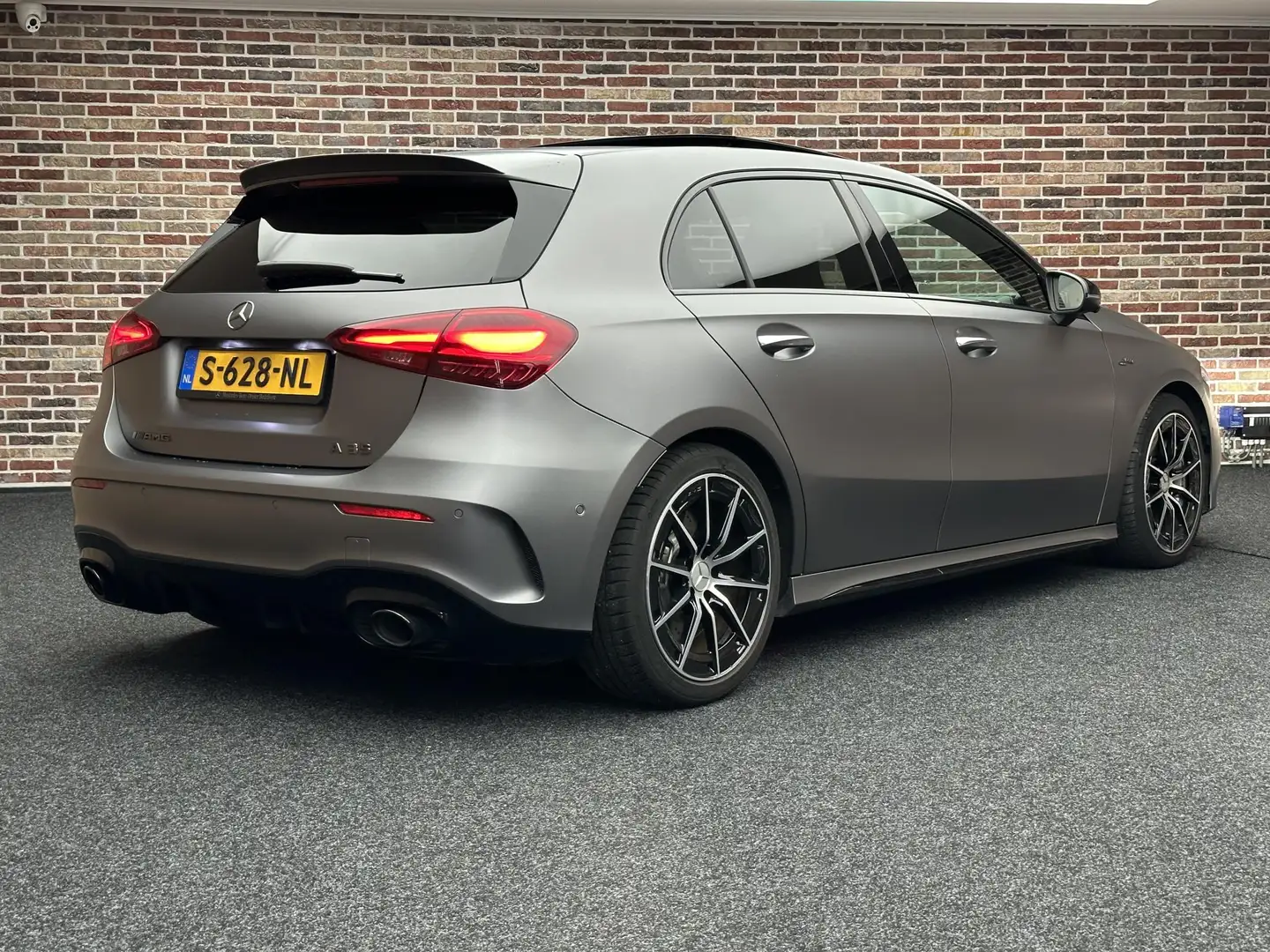 Mercedes-Benz A 35 AMG 4MATIC | Memory| Dak| Sfeer verlichting| Head-Up| Grijs - 2