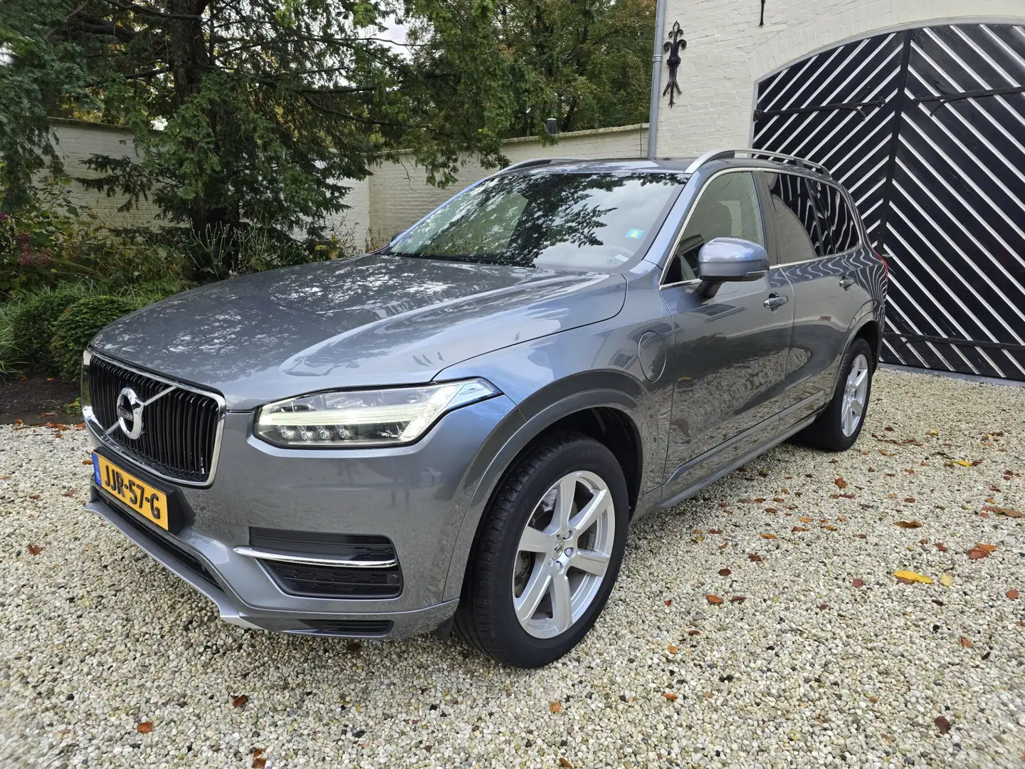 Volvo XC90 2.0 T8 AWD Momentum Luchtvering Pano Trekhaak. Grijs - 1