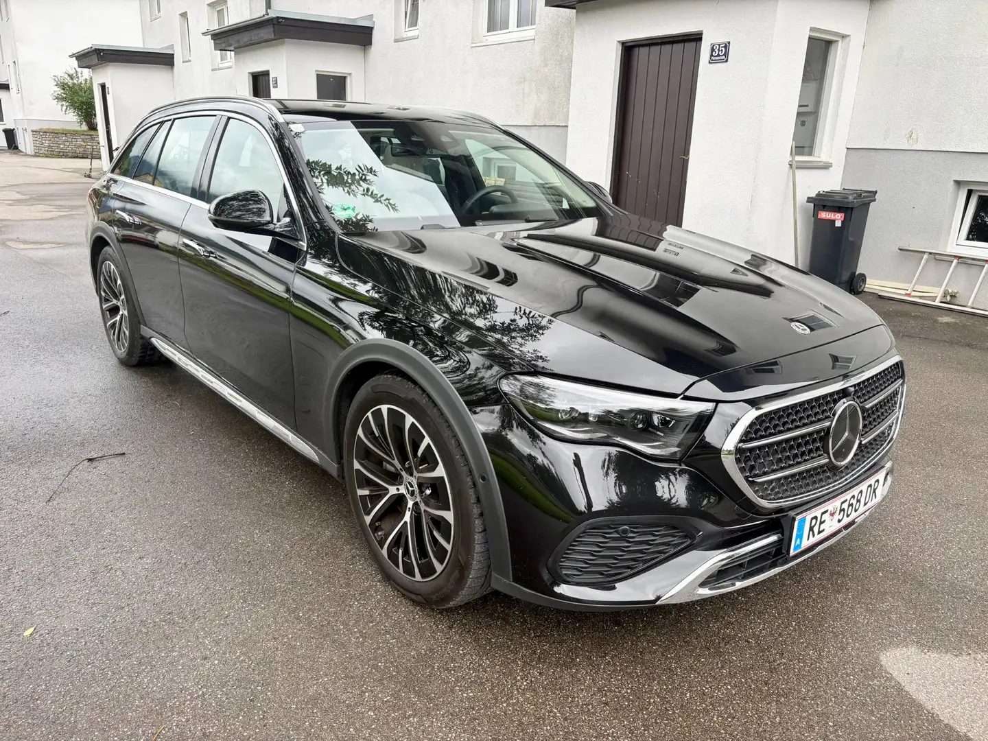 Mercedes-Benz E 300 Mercedes-Benz E 300 de 4MATIC All-Terrain EQ Hybrid Schwarz - 1